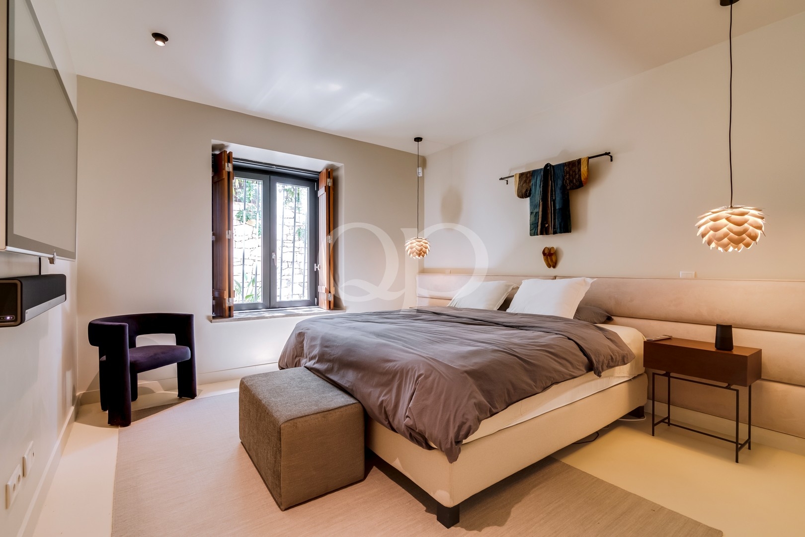 Quarto com interiores elegantes em tons neutros e luz natural