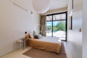 Quarto com acesso direto ao terraço da piscina