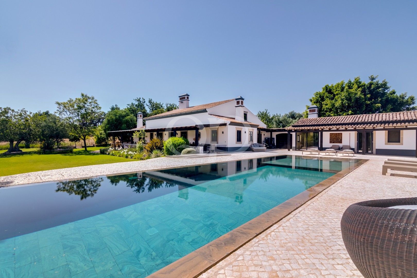 Élégante villa à la campagne avec piscine privée et jardins paysagers