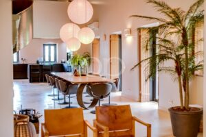 Elegante sala de jantar com iluminação contemporânea e acesso ao jardim