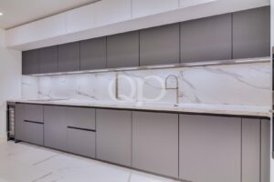 Moderne Küche mit eleganten Schränken, Einbaugeräten und modernen Oberflächen.