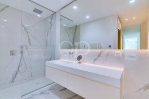 Modernes Badezimmer mit Doppelwaschtisch, Badewanne und eleganten, zeitgemäßen Ausstattungselementen.