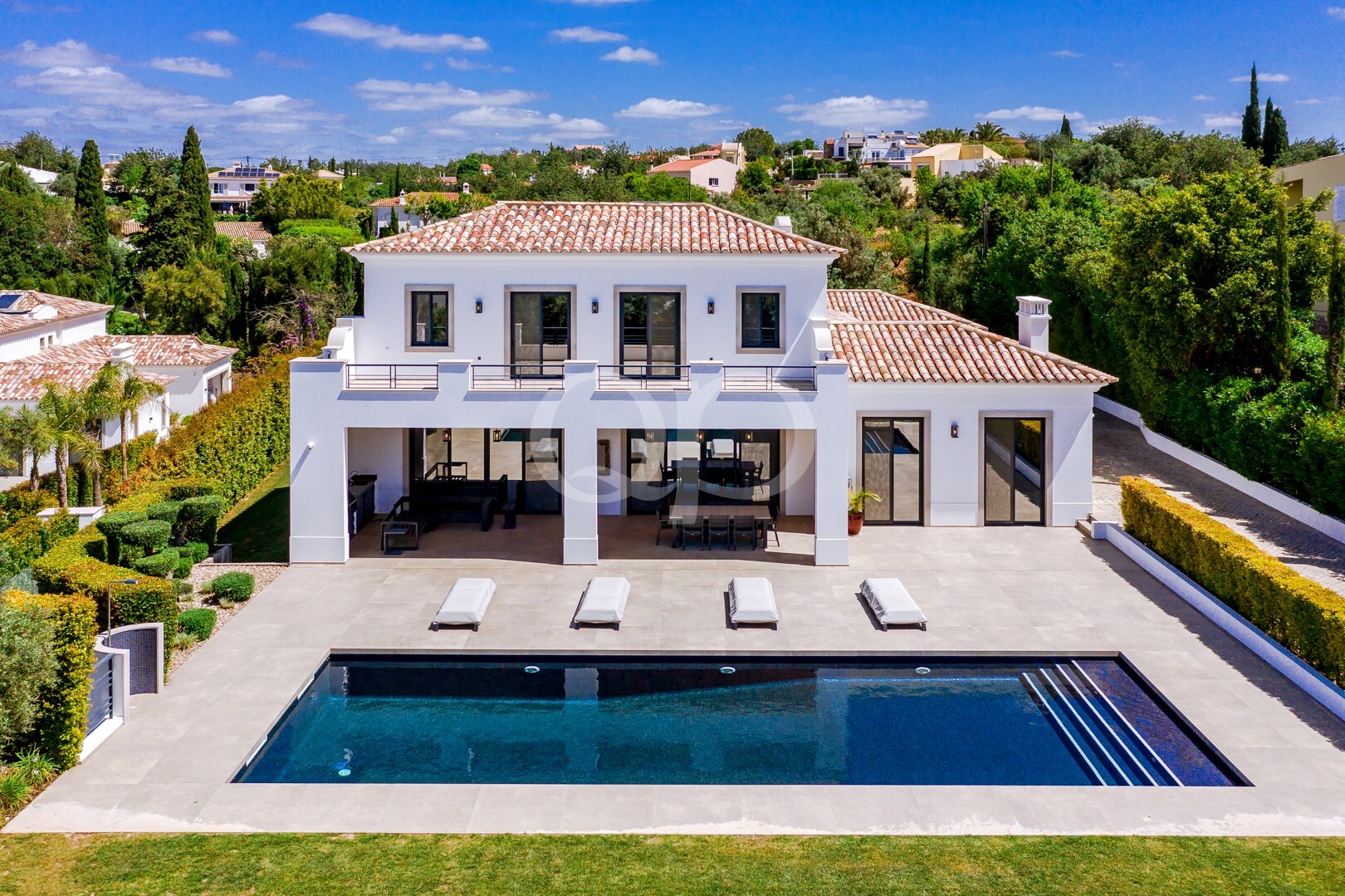 Moradia de luxo com piscina privada e amplo terraço para banhos de sol