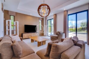 Wohnzimmer mit Zugang zur Terrasse und moderner Akzentbeleuchtung