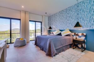 Schlafzimmer mit eigenem Balkon und Blick auf die Landschaft