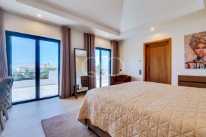 Schlafzimmer mit Zugang zur eigenen Terrasse und Blick ins Grüne