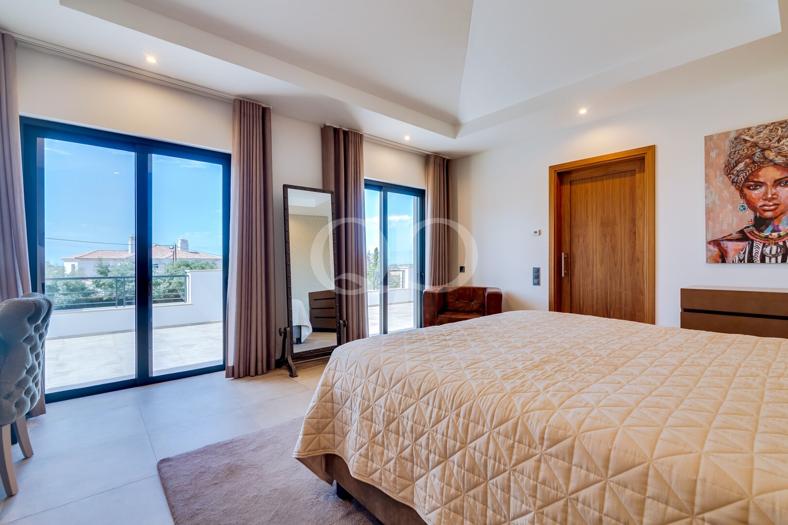 Schlafzimmer mit Zugang zur eigenen Terrasse und Blick ins Grüne