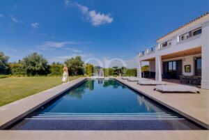 Privater Swimmingpool mit gepflegtem Garten und Sonnenterrasse