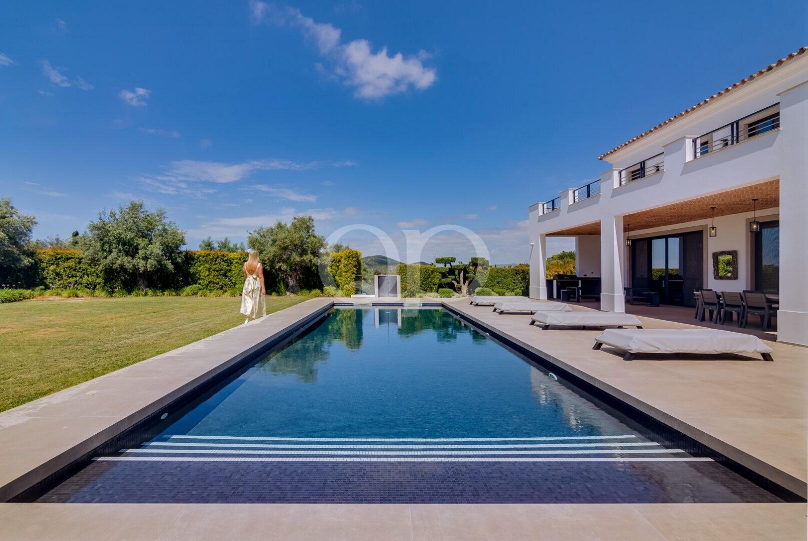 Privater Swimmingpool mit gepflegtem Garten und Sonnenterrasse