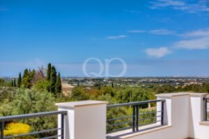 Panoramablick auf die Landschaft von der Terrasse der Villa aus
