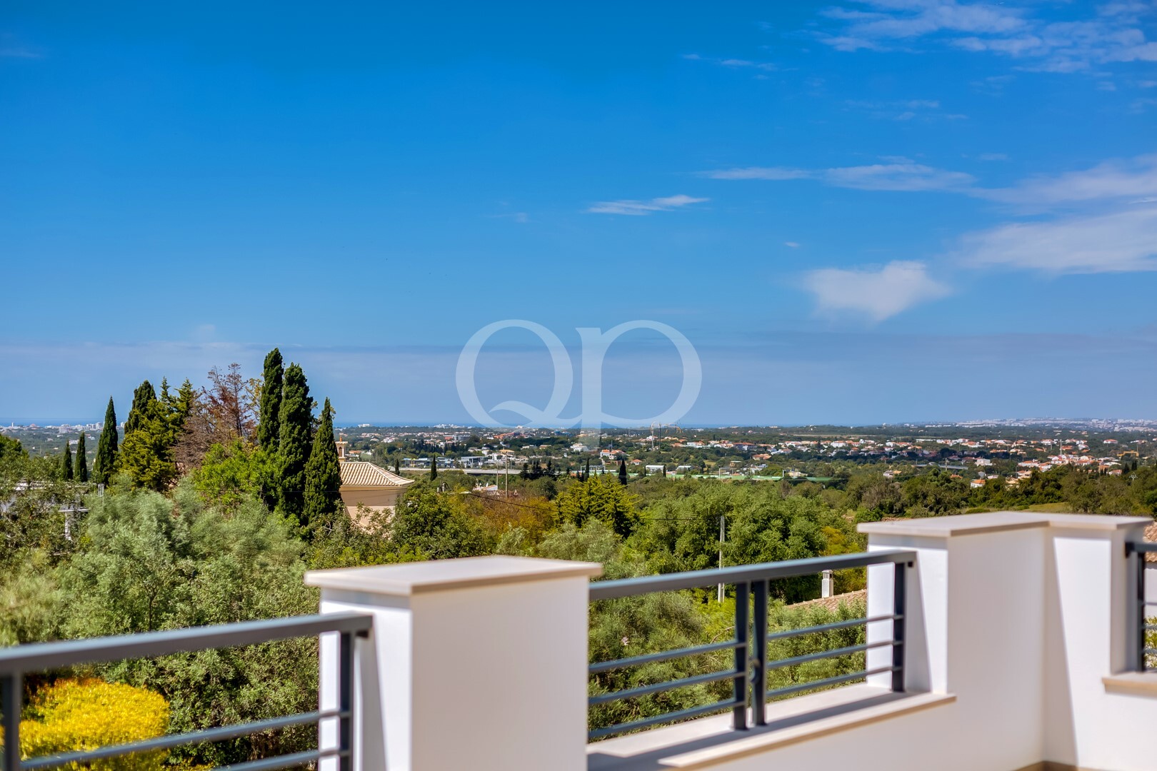 Panoramablick auf die Landschaft von der Terrasse der Villa aus