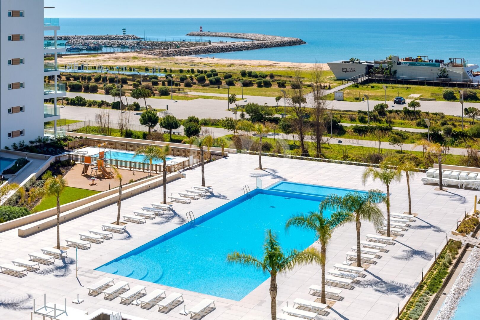 Piscine collective avec vue sur l'océan