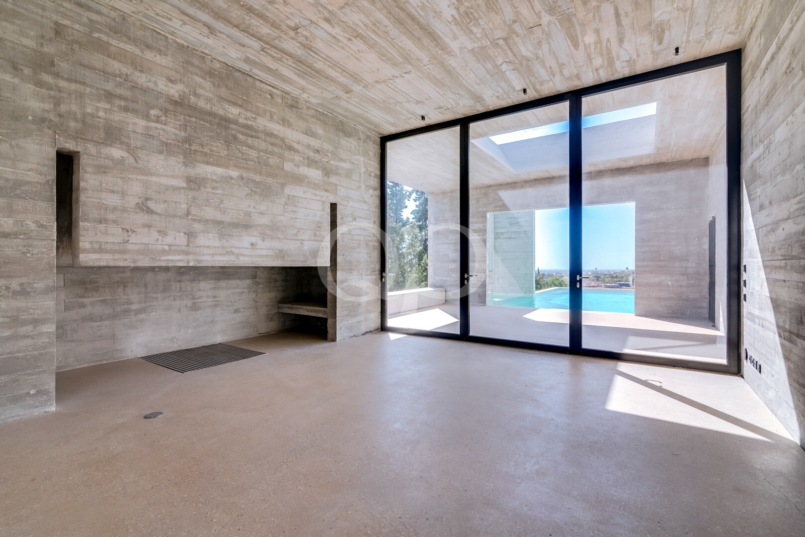 Chambre spacieuse et lumineuse donnant directement sur la cour avec piscine privée