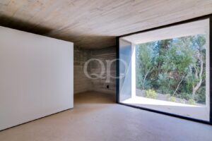 Chambre paisible donnant sur une terrasse privée entourée d'une végétation luxuriante