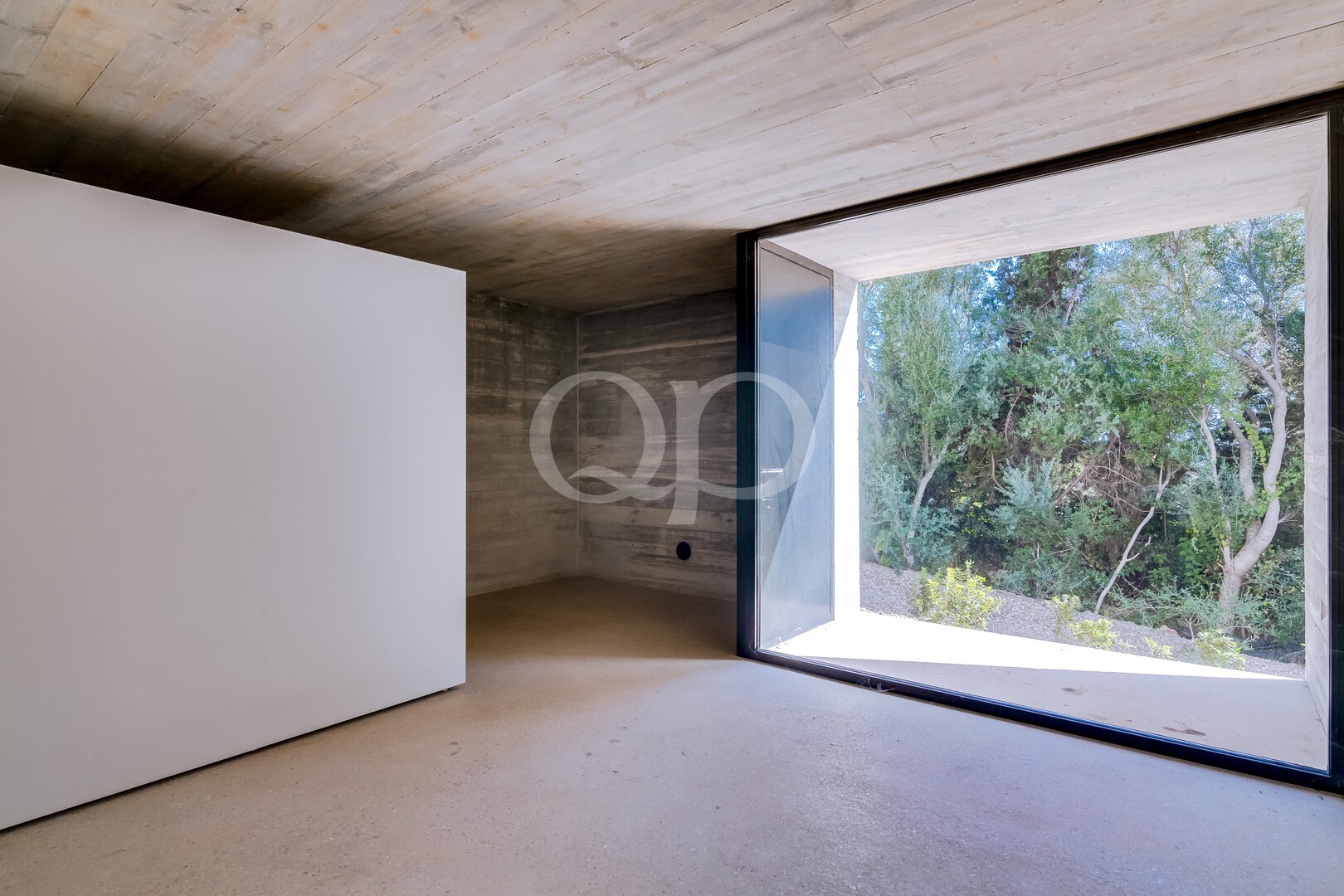 Chambre paisible donnant sur une terrasse privée entourée d'une végétation luxuriante