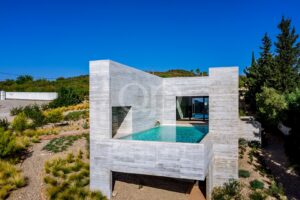 Villa contemporaine originale avec piscine privée et architecture audacieuse