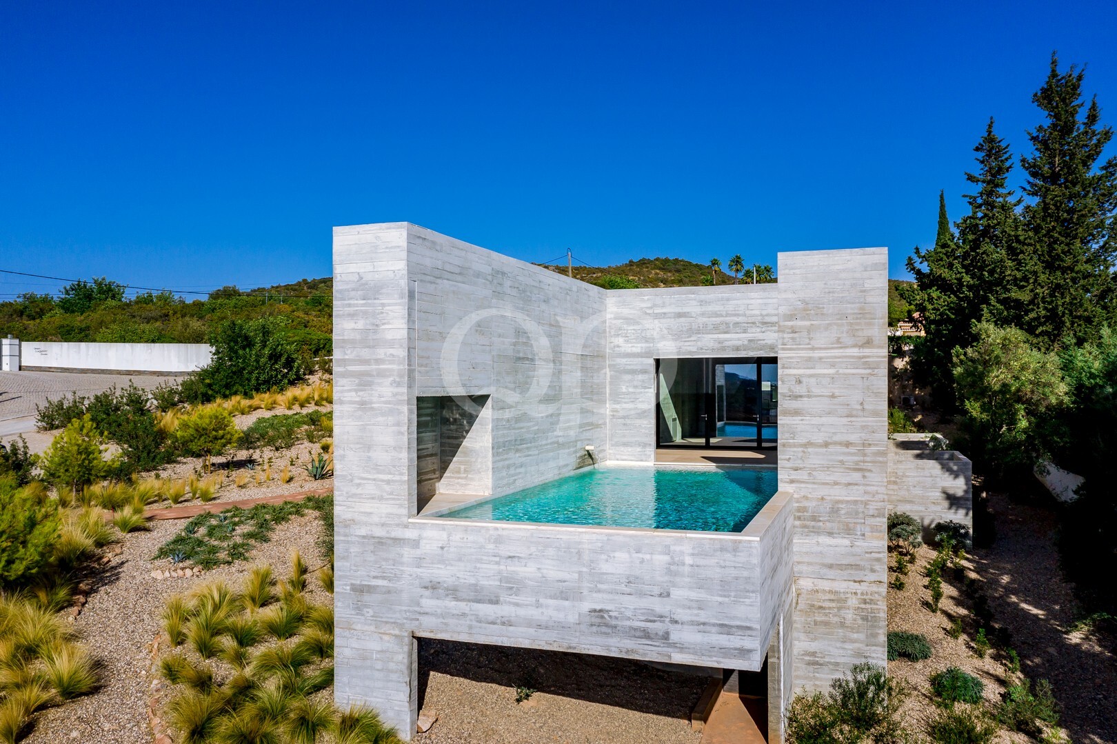 Villa contemporaine originale avec piscine privée et architecture audacieuse
