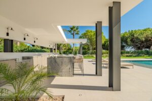 Terrasse couverte donnant sur la piscine