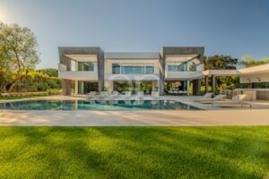 Extérieur d'une villa avec piscine et jardin paysager