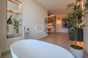 Salle de bains de luxe avec baignoire îlot