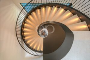 Escalier en colimaçon architectural avec éclairage décoratif
