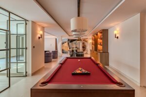 Salle de jeux avec table de billard et bar