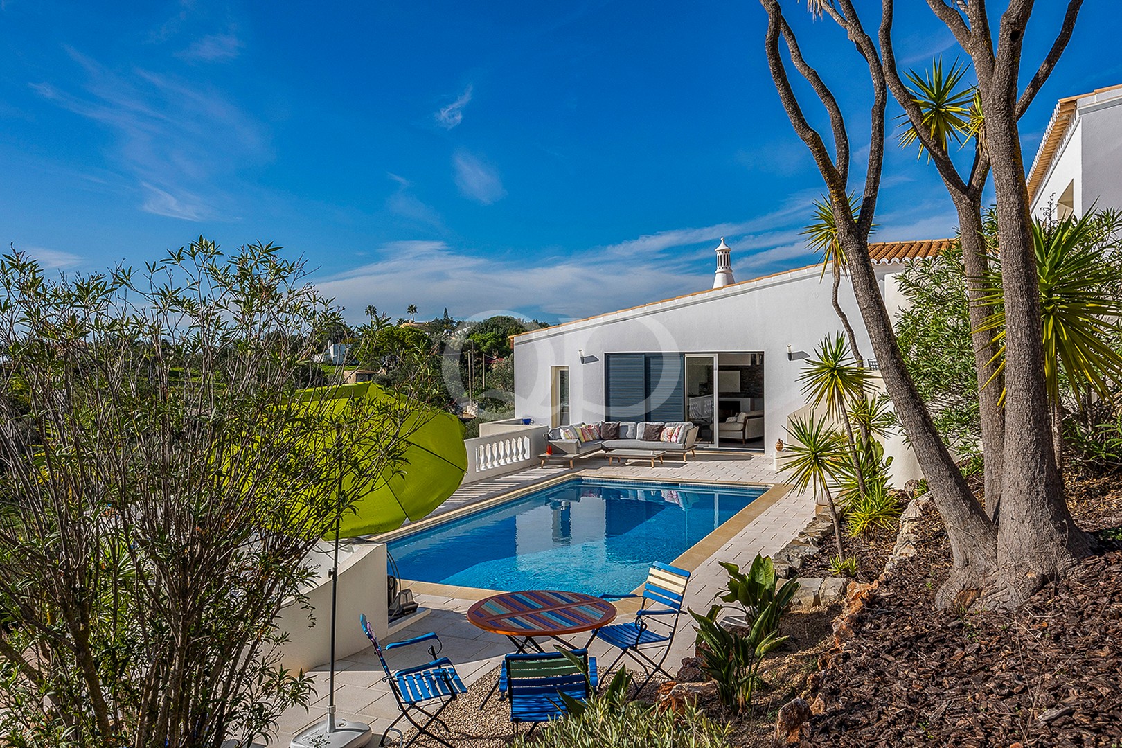 Charmante piscine privée entourée de terrasses ensoleillées et d'une végétation méditerranéenne bien établie