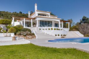 Uma villa de luxo de tirar o fôlego, com jardins ao estilo de um resort, amplos terraços e uma espetacular piscina infinita