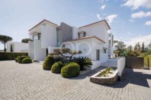 Elegant Villa Exterior in Golfe Leste, Quinta do Lago