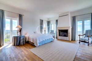 Chambre spacieuse et paisible, dotée d'une cheminée chaleureuse, d'une lumière naturelle abondante et d'une vue panoramique sur la mer
