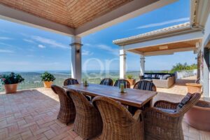Vaste terrasse idéale pour recevoir, offrant une vue panoramique sur la campagne et la mer