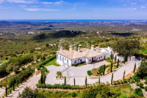 Villa méditerranéenne de luxe dotée d'une allée pavée et offrant de magnifiques vues panoramiques et sereines sur la mer