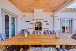Une terrasse extérieure élégante pour les repas, équipée d'un barbecue traditionnel