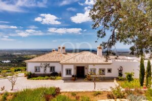 Une résidence de campagne élégante alliant le confort moderne à l'architecture traditionnelle portugaise et offrant une vue panoramique imprenable