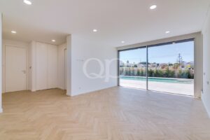 Quarto luminoso com grandes portas de correr que se abrem para a zona da piscina