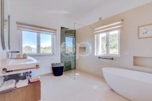 Einzigartige Villa auf einem Hügel in der Landschaft der Algarve22