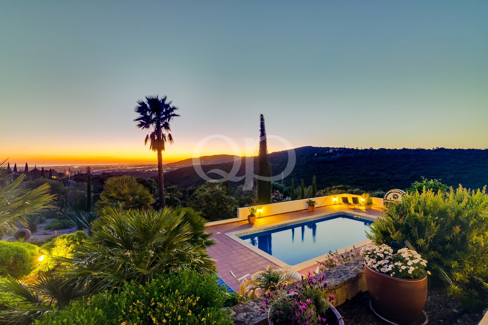 Einzigartige Villa auf einem Hügel in der Landschaft der Algarve72