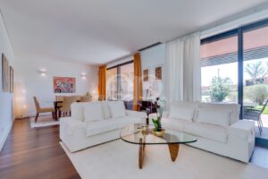 Salon avec baies vitrées et accès au jardin
