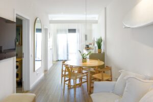 Cozinha e sala de jantar em plano aberto, luminosas, que proporcionam conforto e tranquilidade