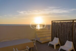 Vistas luxuosas do pôr-do-sol na praia a partir de um espaçoso terraço privado à beira-mar