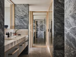 Badezimmer mit Marmorausführung und begehbarer Dusche