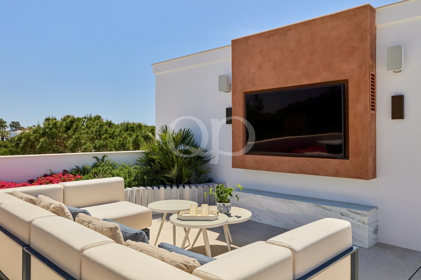 Espace de divertissement sur le toit avec télévision en plein air