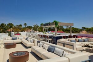 Grande terrasse sur le toit avec coin salon extérieur