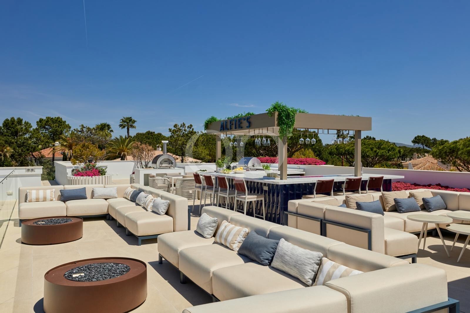 Grande terrasse sur le toit avec coin salon extérieur