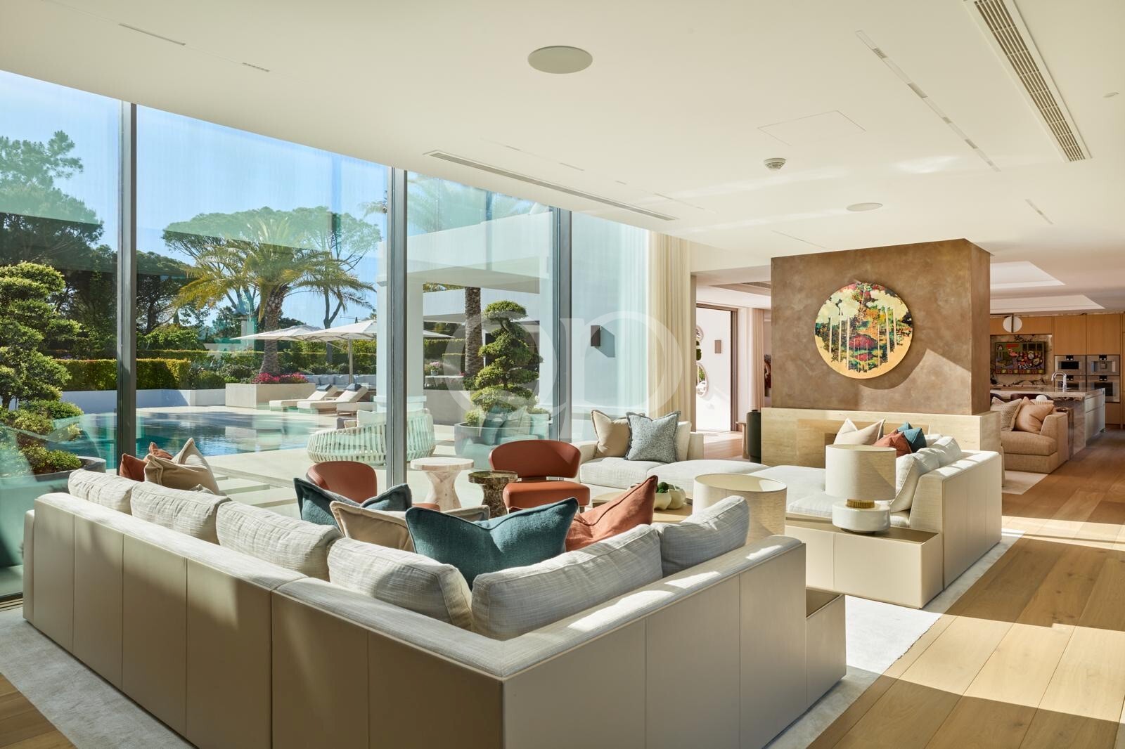 Espace de vie contemporain et lumineux avec vue sur la piscine