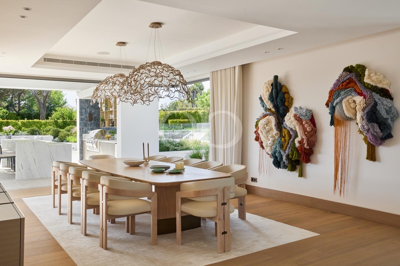 Élégante salle à manger avec vue sur le jardin