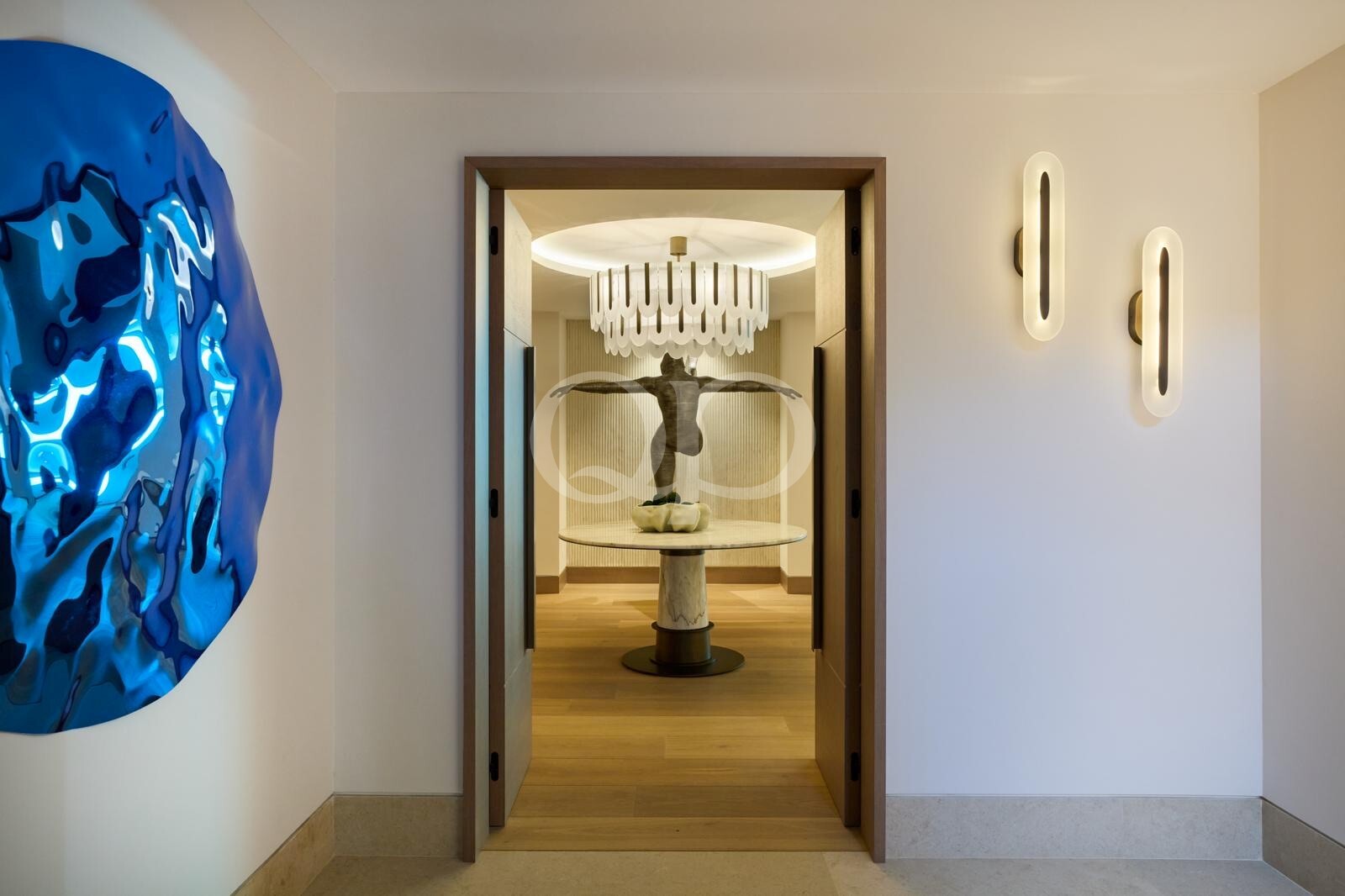 Un hall d'entrée saisissant, mis en valeur par un éclairage spectaculaire
