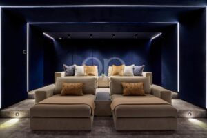 Salle de cinéma privée dotée de sièges confortables
