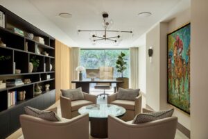 Élégant salon de lecture avec vue sur le jardin