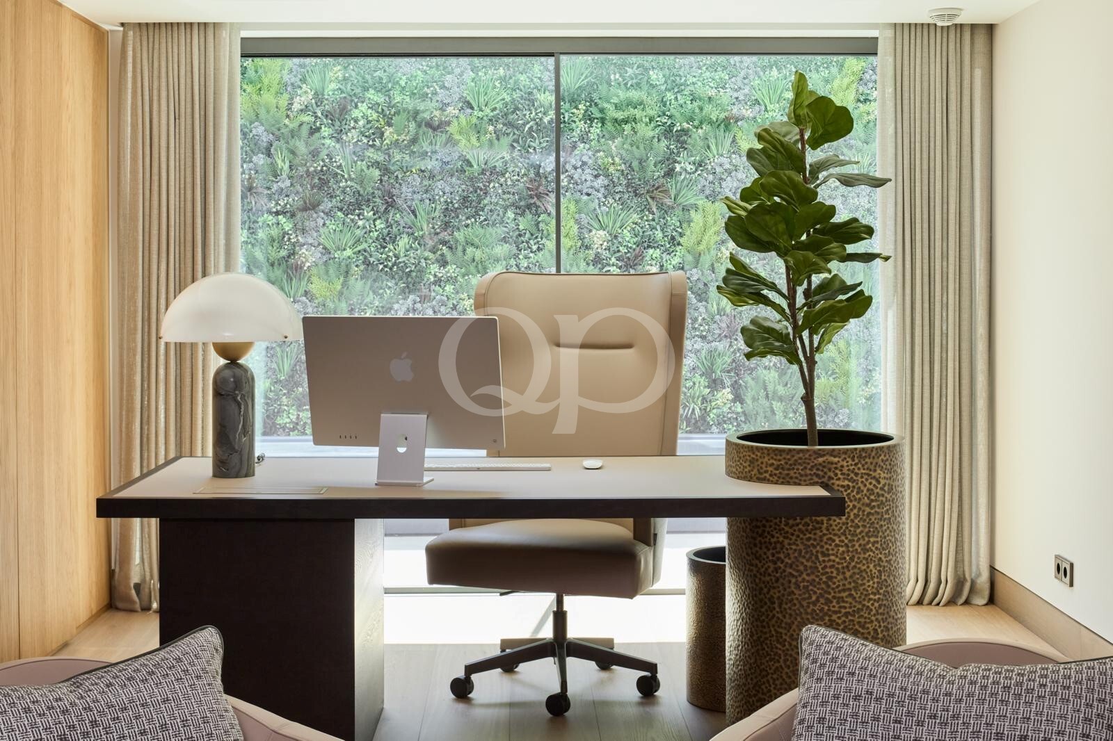 Un bureau à domicile élégant donnant sur le jardin